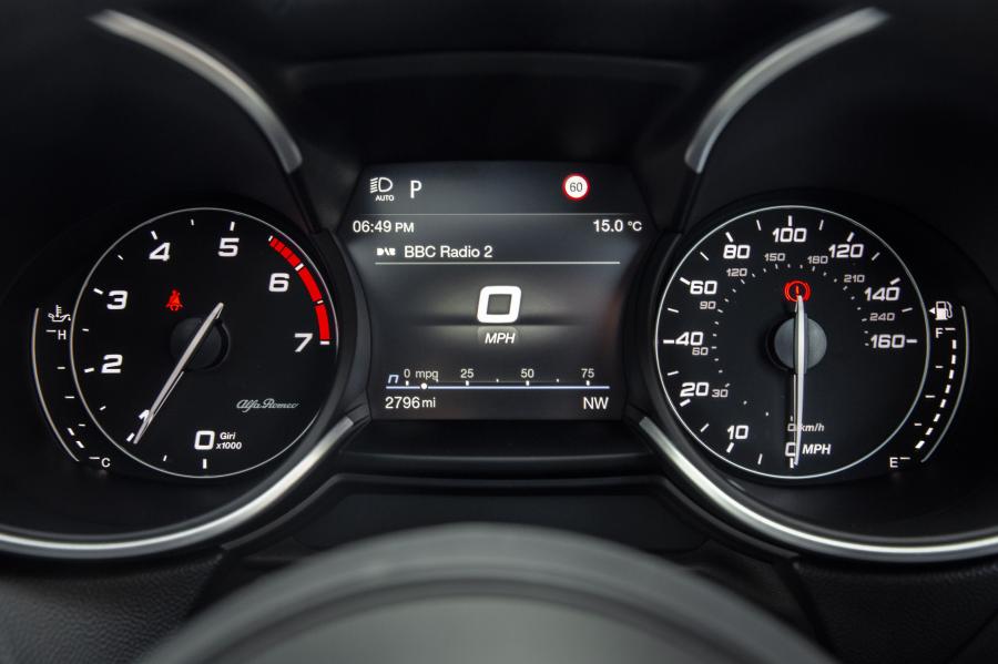 Панель приборов Alfa Romeo Stelvio Veloce (949) 2020 года  (UK) (фото 28 из 40)